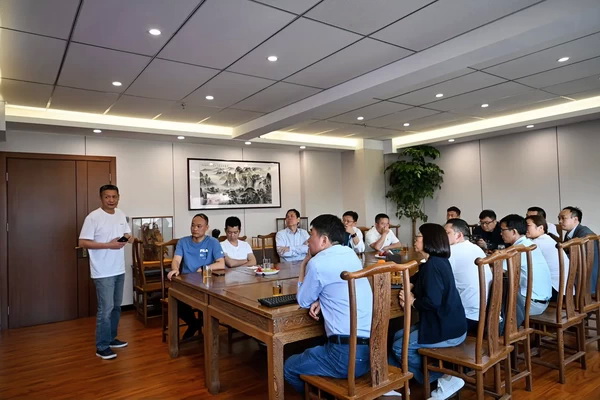 二十位業內大咖齊聚鄭州，共商校服高品質發展大計