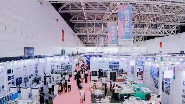  7月26日，第五屆中國（紹興）紡織新材料展在紹興國際會展中心拉開帷幕。500家企業參展，首日5000多名專業觀眾入場，展會炙熱的對接氛圍有如7月的氣浪，使行業快速升溫。海內外企業積極響應，原料龍頭企業高 &ldquo;復參率&rdquo;，歷經五屆的新材料展有何獨特魅力？ 圖片  圖片  會展品質乘勢而上   本屆新材料展獲得UFI國際展覽協會認證，是工信部、商務部組織的2023年&ldquo;優供給促升級&rdquo;系列活動之一，基于往屆資源優勢，對展覽規劃、買家邀約、會務聯動等進行了全線融合升級，展會品質躍升，煥發新的風采。展會由中國長絲織造協會、紹興市商務局、中國國際貿易委員會紹興市委員會、中國國際商會紹興商會、紹興市柯橋區會展業發展中心主辦，浙江三博會展股份有限公司聯合主辦，紹興市柯橋區中國輕紡城展會有限公司承辦，紹興市經信局、浙江省紡織面料設計協會、七彩云、紹興市紡織行業協會協辦。  圖片  圖片  開幕盛況  國際展商同臺賽寶   本次展會共500家展商參展，設新材料、新織造、新設備、新面料四大特色展區，有超10萬款科技纖維、創新面料、紡機設備在展會發布。魏橋紡織、昆山東利、興發化纖、吉林化纖、通用新材料、德州恒豐、佳人新材料、浙江興發、紹興國周、鐠美科等知名紡織龍頭企業參展。紹興新昌紡機產業展團、湖州長興織造產業展團、諸暨繡花機械產業展團、上虞染化料助劑產業展團等區域展團亮相。本屆展會更是引眾多RCEP國家和地區的展商組團奔赴而來，在國際展區，韓國ditto時尚聯盟、緬甸中國商會、莫斯科中小企業工商會等國際展團人氣旺盛。  圖片  企業展區  眾多展商聚焦雙碳熱點，圍繞綠色、健康、智造等方向展開產品角逐。魏橋紡織的生物基綠色環保+抗菌混紡系列、湖州威達集團的綠色環保色紡紗系列、昆山東利的仿生透氣科技面料系列、吳江蘭天織造的UV對抗仿生科技面料、新型雙層直充防寒面料、機能無氨彈力面料等展品亮點頻出，展商企業開啟&ldquo;搶客&rdquo;模式，緊抓展會機遇尋求下游合作。本屆展會有更大規模的智能紡機、織機設備企業參展，進一步彰顯國產智能織造的研發水平，鐠美科、浙江康立自控科技、浙江凱成智能設備、浙江瑪雅機電等展位帶來媲美國際水平的最新機械設備，令人矚目。  圖片  設備展區  探索解決行業困惑與瓶頸，是新材料展歷經多屆與各企業總結、達成的共識，也是其不僅在于產品展貿，更在于新理念的交匯的價值內涵。  國際視野論外貿   由中國紡織品進出口商會主辦的2023紹興國際（RCEP）紡織服裝產業論壇系列活動與展會同期同館開幕。論壇以&ldquo;RCEP新機遇-紡織產業新格局&rdquo;為主題，就國內紡織產業結構與RCEP國際紡織服裝產業的發展趨勢進行研討與產業對接。中國紡織品進出口商會副會長王宇、韓國時尚服裝人工智能研究所院長金蕙京、緬甸中國紡織服裝協會會長施坤等嘉賓為論壇開幕致辭。  圖片  圖片 論壇開幕式  論壇開幕式后，首場系列活動韓國服飾流行趨勢論壇在展會時尚活動區舉辦，多家韓國時裝品牌聯合走秀，同時Dito&ditto，ISAE，F&PLUS等韓國時尚機構帶來韓國時尚產業與數字技術的發展趨勢分享。后續將陸續舉辦2023生物基纖維材料產業技術論壇、走進中國輕紡城市場對接會、亞洲紡織服裝供應鏈高增長論壇等系列活動。  圖片  圖片 論壇系列活動&mdash;&mdash;韓國服飾流行趨勢論壇  中國纖維展姿態   作為歷屆新材料展重要配套論壇，2023中國紹興紡織新材料論壇將于展會第二日舉辦。將聚集昆山東利、浙江中國輕紡城集團、浙江佳人新材料、紹興隆泰石墨烯、特思達（TESTEX）、廣東人仁康、浙江中紡標、紹興織蛛物聯科技等企業作新產品新項目分享，帶來中國輕紡城紡織新材料采購中心推介，環保面料、再生聚酯新材料、石墨烯等纖維面料創新產品發布，OEKO-TEX&reg; STANDARD 100安全標準、健康紡織品標準、5A光子抗菌、坯布在線檢測等檢測后整理技術分享，諸多亮點值得期待。  圖片  觸摸纖維時尚,躍升品牌能級,纖維材料的性能之變，已經與終端產品在競爭市場的廝殺突圍息息相關，從面料到服裝、家紡，從國內企業到海外品牌，都不能錯過這一場產業對接的盛會。  跨越山海齊聚首   本屆展會借助今年全線升級之勢，全面擴大對面料、服裝業大規模大品牌企業的邀約，并提前進行買家需求的預采集和展商產品的預對接，顯著提升買家熱情和觀展效率。展會首日，丹東華洋紡織服裝、北京奔流野外運動服裝、北京方圣時尚、華紡股份有限公司等品牌買家應邀而來，廣東、湖州、義烏、新疆等十余個地區采購團紛紛到場，更有韓國、俄羅斯、越南、緬甸等數百名海外買家跨越山海來相會，如國際知名服裝品牌 J.K. Apparel、DOBB、LUBOO、YL co.,ltd、CHUNSANGDOO INNOCENCE、DAYGREEN INC等。  圖片  采供對接  商貿對接攬訂單   展會打通產業鏈，延伸展貿對接服務。現場，快時尚跨境電商企業SheIn開啟為期兩天的面料專場、服裝專場閉門采購會，帶來數百類采購需求。國內品牌采購團走進紡織源產地中國輕紡城市場，展開時尚買手與優質原創面料的靈感碰撞。展會第二日，亞洲染料聯合會、韓國纖維產業研究院、莫斯科中小企業商會、越南紡織商會、緬甸中國商會等國際采購團也將進市場與柯橋面料企業接洽外貿訂單。  圖片  圖片 采供對接  2023中國（紹興）紡織新材料展打造了新材料、新技術的信息高地，以國際展會的標準，向內外貿一體化展會平臺成長蛻變，它是當下紡織供應鏈趨勢的具象展示，更是一場中國纖維向世界的傾訴表達。  圖片  圖片 圖片 ?觸摸纖維時尚、躍升品牌能級，第五屆中國（紹興）紡織新材料展盛大開幕