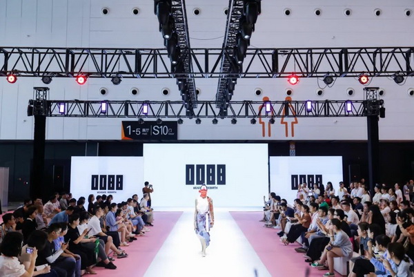  7月26日，第五屆中國（紹興）紡織新材料展在紹興國際會展中心拉開帷幕。500家企業參展，首日5000多名專業觀眾入場，展會炙熱的對接氛圍有如7月的氣浪，使行業快速升溫。海內外企業積極響應，原料龍頭企業高 &ldquo;復參率&rdquo;，歷經五屆的新材料展有何獨特魅力？ 圖片  圖片  會展品質乘勢而上   本屆新材料展獲得UFI國際展覽協會認證，是工信部、商務部組織的2023年&ldquo;優供給促升級&rdquo;系列活動之一，基于往屆資源優勢，對展覽規劃、買家邀約、會務聯動等進行了全線融合升級，展會品質躍升，煥發新的風采。展會由中國長絲織造協會、紹興市商務局、中國國際貿易委員會紹興市委員會、中國國際商會紹興商會、紹興市柯橋區會展業發展中心主辦，浙江三博會展股份有限公司聯合主辦，紹興市柯橋區中國輕紡城展會有限公司承辦，紹興市經信局、浙江省紡織面料設計協會、七彩云、紹興市紡織行業協會協辦。  圖片  圖片  開幕盛況  國際展商同臺賽寶   本次展會共500家展商參展，設新材料、新織造、新設備、新面料四大特色展區，有超10萬款科技纖維、創新面料、紡機設備在展會發布。魏橋紡織、昆山東利、興發化纖、吉林化纖、通用新材料、德州恒豐、佳人新材料、浙江興發、紹興國周、鐠美科等知名紡織龍頭企業參展。紹興新昌紡機產業展團、湖州長興織造產業展團、諸暨繡花機械產業展團、上虞染化料助劑產業展團等區域展團亮相。本屆展會更是引眾多RCEP國家和地區的展商組團奔赴而來，在國際展區，韓國ditto時尚聯盟、緬甸中國商會、莫斯科中小企業工商會等國際展團人氣旺盛。  圖片  企業展區  眾多展商聚焦雙碳熱點，圍繞綠色、健康、智造等方向展開產品角逐。魏橋紡織的生物基綠色環保+抗菌混紡系列、湖州威達集團的綠色環保色紡紗系列、昆山東利的仿生透氣科技面料系列、吳江蘭天織造的UV對抗仿生科技面料、新型雙層直充防寒面料、機能無氨彈力面料等展品亮點頻出，展商企業開啟&ldquo;搶客&rdquo;模式，緊抓展會機遇尋求下游合作。本屆展會有更大規模的智能紡機、織機設備企業參展，進一步彰顯國產智能織造的研發水平，鐠美科、浙江康立自控科技、浙江凱成智能設備、浙江瑪雅機電等展位帶來媲美國際水平的最新機械設備，令人矚目。  圖片  設備展區  探索解決行業困惑與瓶頸，是新材料展歷經多屆與各企業總結、達成的共識，也是其不僅在于產品展貿，更在于新理念的交匯的價值內涵。  國際視野論外貿   由中國紡織品進出口商會主辦的2023紹興國際（RCEP）紡織服裝產業論壇系列活動與展會同期同館開幕。論壇以&ldquo;RCEP新機遇-紡織產業新格局&rdquo;為主題，就國內紡織產業結構與RCEP國際紡織服裝產業的發展趨勢進行研討與產業對接。中國紡織品進出口商會副會長王宇、韓國時尚服裝人工智能研究所院長金蕙京、緬甸中國紡織服裝協會會長施坤等嘉賓為論壇開幕致辭。  圖片  圖片 論壇開幕式  論壇開幕式后，首場系列活動韓國服飾流行趨勢論壇在展會時尚活動區舉辦，多家韓國時裝品牌聯合走秀，同時Dito&ditto，ISAE，F&PLUS等韓國時尚機構帶來韓國時尚產業與數字技術的發展趨勢分享。后續將陸續舉辦2023生物基纖維材料產業技術論壇、走進中國輕紡城市場對接會、亞洲紡織服裝供應鏈高增長論壇等系列活動。  圖片  圖片 論壇系列活動&mdash;&mdash;韓國服飾流行趨勢論壇  中國纖維展姿態   作為歷屆新材料展重要配套論壇，2023中國紹興紡織新材料論壇將于展會第二日舉辦。將聚集昆山東利、浙江中國輕紡城集團、浙江佳人新材料、紹興隆泰石墨烯、特思達（TESTEX）、廣東人仁康、浙江中紡標、紹興織蛛物聯科技等企業作新產品新項目分享，帶來中國輕紡城紡織新材料采購中心推介，環保面料、再生聚酯新材料、石墨烯等纖維面料創新產品發布，OEKO-TEX&reg; STANDARD 100安全標準、健康紡織品標準、5A光子抗菌、坯布在線檢測等檢測后整理技術分享，諸多亮點值得期待。  圖片  觸摸纖維時尚,躍升品牌能級,纖維材料的性能之變，已經與終端產品在競爭市場的廝殺突圍息息相關，從面料到服裝、家紡，從國內企業到海外品牌，都不能錯過這一場產業對接的盛會。  跨越山海齊聚首   本屆展會借助今年全線升級之勢，全面擴大對面料、服裝業大規模大品牌企業的邀約，并提前進行買家需求的預采集和展商產品的預對接，顯著提升買家熱情和觀展效率。展會首日，丹東華洋紡織服裝、北京奔流野外運動服裝、北京方圣時尚、華紡股份有限公司等品牌買家應邀而來，廣東、湖州、義烏、新疆等十余個地區采購團紛紛到場，更有韓國、俄羅斯、越南、緬甸等數百名海外買家跨越山海來相會，如國際知名服裝品牌 J.K. Apparel、DOBB、LUBOO、YL co.,ltd、CHUNSANGDOO INNOCENCE、DAYGREEN INC等。  圖片  采供對接  商貿對接攬訂單   展會打通產業鏈，延伸展貿對接服務。現場，快時尚跨境電商企業SheIn開啟為期兩天的面料專場、服裝專場閉門采購會，帶來數百類采購需求。國內品牌采購團走進紡織源產地中國輕紡城市場，展開時尚買手與優質原創面料的靈感碰撞。展會第二日，亞洲染料聯合會、韓國纖維產業研究院、莫斯科中小企業商會、越南紡織商會、緬甸中國商會等國際采購團也將進市場與柯橋面料企業接洽外貿訂單。  圖片  圖片 采供對接  2023中國（紹興）紡織新材料展打造了新材料、新技術的信息高地，以國際展會的標準，向內外貿一體化展會平臺成長蛻變，它是當下紡織供應鏈趨勢的具象展示，更是一場中國纖維向世界的傾訴表達。  圖片  圖片 圖片 ?觸摸纖維時尚、躍升品牌能級，第五屆中國（紹興）紡織新材料展盛大開幕