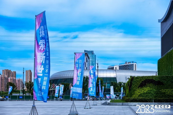  7月26日，第五屆中國（紹興）紡織新材料展在紹興國際會展中心拉開帷幕。500家企業參展，首日5000多名專業觀眾入場，展會炙熱的對接氛圍有如7月的氣浪，使行業快速升溫。海內外企業積極響應，原料龍頭企業高 &ldquo;復參率&rdquo;，歷經五屆的新材料展有何獨特魅力？ 圖片  圖片  會展品質乘勢而上   本屆新材料展獲得UFI國際展覽協會認證，是工信部、商務部組織的2023年&ldquo;優供給促升級&rdquo;系列活動之一，基于往屆資源優勢，對展覽規劃、買家邀約、會務聯動等進行了全線融合升級，展會品質躍升，煥發新的風采。展會由中國長絲織造協會、紹興市商務局、中國國際貿易委員會紹興市委員會、中國國際商會紹興商會、紹興市柯橋區會展業發展中心主辦，浙江三博會展股份有限公司聯合主辦，紹興市柯橋區中國輕紡城展會有限公司承辦，紹興市經信局、浙江省紡織面料設計協會、七彩云、紹興市紡織行業協會協辦。  圖片  圖片  開幕盛況  國際展商同臺賽寶   本次展會共500家展商參展，設新材料、新織造、新設備、新面料四大特色展區，有超10萬款科技纖維、創新面料、紡機設備在展會發布。魏橋紡織、昆山東利、興發化纖、吉林化纖、通用新材料、德州恒豐、佳人新材料、浙江興發、紹興國周、鐠美科等知名紡織龍頭企業參展。紹興新昌紡機產業展團、湖州長興織造產業展團、諸暨繡花機械產業展團、上虞染化料助劑產業展團等區域展團亮相。本屆展會更是引眾多RCEP國家和地區的展商組團奔赴而來，在國際展區，韓國ditto時尚聯盟、緬甸中國商會、莫斯科中小企業工商會等國際展團人氣旺盛。  圖片  企業展區  眾多展商聚焦雙碳熱點，圍繞綠色、健康、智造等方向展開產品角逐。魏橋紡織的生物基綠色環保+抗菌混紡系列、湖州威達集團的綠色環保色紡紗系列、昆山東利的仿生透氣科技面料系列、吳江蘭天織造的UV對抗仿生科技面料、新型雙層直充防寒面料、機能無氨彈力面料等展品亮點頻出，展商企業開啟&ldquo;搶客&rdquo;模式，緊抓展會機遇尋求下游合作。本屆展會有更大規模的智能紡機、織機設備企業參展，進一步彰顯國產智能織造的研發水平，鐠美科、浙江康立自控科技、浙江凱成智能設備、浙江瑪雅機電等展位帶來媲美國際水平的最新機械設備，令人矚目。  圖片  設備展區  探索解決行業困惑與瓶頸，是新材料展歷經多屆與各企業總結、達成的共識，也是其不僅在于產品展貿，更在于新理念的交匯的價值內涵。  國際視野論外貿   由中國紡織品進出口商會主辦的2023紹興國際（RCEP）紡織服裝產業論壇系列活動與展會同期同館開幕。論壇以&ldquo;RCEP新機遇-紡織產業新格局&rdquo;為主題，就國內紡織產業結構與RCEP國際紡織服裝產業的發展趨勢進行研討與產業對接。中國紡織品進出口商會副會長王宇、韓國時尚服裝人工智能研究所院長金蕙京、緬甸中國紡織服裝協會會長施坤等嘉賓為論壇開幕致辭。  圖片  圖片 論壇開幕式  論壇開幕式后，首場系列活動韓國服飾流行趨勢論壇在展會時尚活動區舉辦，多家韓國時裝品牌聯合走秀，同時Dito&ditto，ISAE，F&PLUS等韓國時尚機構帶來韓國時尚產業與數字技術的發展趨勢分享。后續將陸續舉辦2023生物基纖維材料產業技術論壇、走進中國輕紡城市場對接會、亞洲紡織服裝供應鏈高增長論壇等系列活動。  圖片  圖片 論壇系列活動&mdash;&mdash;韓國服飾流行趨勢論壇  中國纖維展姿態   作為歷屆新材料展重要配套論壇，2023中國紹興紡織新材料論壇將于展會第二日舉辦。將聚集昆山東利、浙江中國輕紡城集團、浙江佳人新材料、紹興隆泰石墨烯、特思達（TESTEX）、廣東人仁康、浙江中紡標、紹興織蛛物聯科技等企業作新產品新項目分享，帶來中國輕紡城紡織新材料采購中心推介，環保面料、再生聚酯新材料、石墨烯等纖維面料創新產品發布，OEKO-TEX&reg; STANDARD 100安全標準、健康紡織品標準、5A光子抗菌、坯布在線檢測等檢測后整理技術分享，諸多亮點值得期待。  圖片  觸摸纖維時尚,躍升品牌能級,纖維材料的性能之變，已經與終端產品在競爭市場的廝殺突圍息息相關，從面料到服裝、家紡，從國內企業到海外品牌，都不能錯過這一場產業對接的盛會。  跨越山海齊聚首   本屆展會借助今年全線升級之勢，全面擴大對面料、服裝業大規模大品牌企業的邀約，并提前進行買家需求的預采集和展商產品的預對接，顯著提升買家熱情和觀展效率。展會首日，丹東華洋紡織服裝、北京奔流野外運動服裝、北京方圣時尚、華紡股份有限公司等品牌買家應邀而來，廣東、湖州、義烏、新疆等十余個地區采購團紛紛到場，更有韓國、俄羅斯、越南、緬甸等數百名海外買家跨越山海來相會，如國際知名服裝品牌 J.K. Apparel、DOBB、LUBOO、YL co.,ltd、CHUNSANGDOO INNOCENCE、DAYGREEN INC等。  圖片  采供對接  商貿對接攬訂單   展會打通產業鏈，延伸展貿對接服務。現場，快時尚跨境電商企業SheIn開啟為期兩天的面料專場、服裝專場閉門采購會，帶來數百類采購需求。國內品牌采購團走進紡織源產地中國輕紡城市場，展開時尚買手與優質原創面料的靈感碰撞。展會第二日，亞洲染料聯合會、韓國纖維產業研究院、莫斯科中小企業商會、越南紡織商會、緬甸中國商會等國際采購團也將進市場與柯橋面料企業接洽外貿訂單。  圖片  圖片 采供對接  2023中國（紹興）紡織新材料展打造了新材料、新技術的信息高地，以國際展會的標準，向內外貿一體化展會平臺成長蛻變，它是當下紡織供應鏈趨勢的具象展示，更是一場中國纖維向世界的傾訴表達。  圖片  圖片 圖片 ?觸摸纖維時尚、躍升品牌能級，第五屆中國（紹興）紡織新材料展盛大開幕