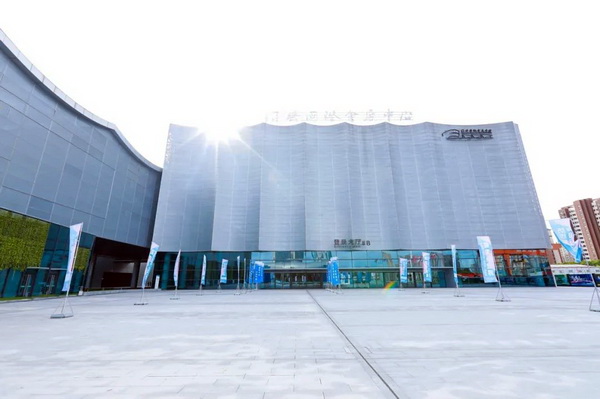  7月26日，第五屆中國（紹興）紡織新材料展在紹興國際會展中心拉開帷幕。500家企業參展，首日5000多名專業觀眾入場，展會炙熱的對接氛圍有如7月的氣浪，使行業快速升溫。海內外企業積極響應，原料龍頭企業高 &ldquo;復參率&rdquo;，歷經五屆的新材料展有何獨特魅力？ 圖片  圖片  會展品質乘勢而上   本屆新材料展獲得UFI國際展覽協會認證，是工信部、商務部組織的2023年&ldquo;優供給促升級&rdquo;系列活動之一，基于往屆資源優勢，對展覽規劃、買家邀約、會務聯動等進行了全線融合升級，展會品質躍升，煥發新的風采。展會由中國長絲織造協會、紹興市商務局、中國國際貿易委員會紹興市委員會、中國國際商會紹興商會、紹興市柯橋區會展業發展中心主辦，浙江三博會展股份有限公司聯合主辦，紹興市柯橋區中國輕紡城展會有限公司承辦，紹興市經信局、浙江省紡織面料設計協會、七彩云、紹興市紡織行業協會協辦。  圖片  圖片  開幕盛況  國際展商同臺賽寶   本次展會共500家展商參展，設新材料、新織造、新設備、新面料四大特色展區，有超10萬款科技纖維、創新面料、紡機設備在展會發布。魏橋紡織、昆山東利、興發化纖、吉林化纖、通用新材料、德州恒豐、佳人新材料、浙江興發、紹興國周、鐠美科等知名紡織龍頭企業參展。紹興新昌紡機產業展團、湖州長興織造產業展團、諸暨繡花機械產業展團、上虞染化料助劑產業展團等區域展團亮相。本屆展會更是引眾多RCEP國家和地區的展商組團奔赴而來，在國際展區，韓國ditto時尚聯盟、緬甸中國商會、莫斯科中小企業工商會等國際展團人氣旺盛。  圖片  企業展區  眾多展商聚焦雙碳熱點，圍繞綠色、健康、智造等方向展開產品角逐。魏橋紡織的生物基綠色環保+抗菌混紡系列、湖州威達集團的綠色環保色紡紗系列、昆山東利的仿生透氣科技面料系列、吳江蘭天織造的UV對抗仿生科技面料、新型雙層直充防寒面料、機能無氨彈力面料等展品亮點頻出，展商企業開啟&ldquo;搶客&rdquo;模式，緊抓展會機遇尋求下游合作。本屆展會有更大規模的智能紡機、織機設備企業參展，進一步彰顯國產智能織造的研發水平，鐠美科、浙江康立自控科技、浙江凱成智能設備、浙江瑪雅機電等展位帶來媲美國際水平的最新機械設備，令人矚目。  圖片  設備展區  探索解決行業困惑與瓶頸，是新材料展歷經多屆與各企業總結、達成的共識，也是其不僅在于產品展貿，更在于新理念的交匯的價值內涵。  國際視野論外貿   由中國紡織品進出口商會主辦的2023紹興國際（RCEP）紡織服裝產業論壇系列活動與展會同期同館開幕。論壇以&ldquo;RCEP新機遇-紡織產業新格局&rdquo;為主題，就國內紡織產業結構與RCEP國際紡織服裝產業的發展趨勢進行研討與產業對接。中國紡織品進出口商會副會長王宇、韓國時尚服裝人工智能研究所院長金蕙京、緬甸中國紡織服裝協會會長施坤等嘉賓為論壇開幕致辭。  圖片  圖片 論壇開幕式  論壇開幕式后，首場系列活動韓國服飾流行趨勢論壇在展會時尚活動區舉辦，多家韓國時裝品牌聯合走秀，同時Dito&ditto，ISAE，F&PLUS等韓國時尚機構帶來韓國時尚產業與數字技術的發展趨勢分享。后續將陸續舉辦2023生物基纖維材料產業技術論壇、走進中國輕紡城市場對接會、亞洲紡織服裝供應鏈高增長論壇等系列活動。  圖片  圖片 論壇系列活動&mdash;&mdash;韓國服飾流行趨勢論壇  中國纖維展姿態   作為歷屆新材料展重要配套論壇，2023中國紹興紡織新材料論壇將于展會第二日舉辦。將聚集昆山東利、浙江中國輕紡城集團、浙江佳人新材料、紹興隆泰石墨烯、特思達（TESTEX）、廣東人仁康、浙江中紡標、紹興織蛛物聯科技等企業作新產品新項目分享，帶來中國輕紡城紡織新材料采購中心推介，環保面料、再生聚酯新材料、石墨烯等纖維面料創新產品發布，OEKO-TEX&reg; STANDARD 100安全標準、健康紡織品標準、5A光子抗菌、坯布在線檢測等檢測后整理技術分享，諸多亮點值得期待。  圖片  觸摸纖維時尚,躍升品牌能級,纖維材料的性能之變，已經與終端產品在競爭市場的廝殺突圍息息相關，從面料到服裝、家紡，從國內企業到海外品牌，都不能錯過這一場產業對接的盛會。  跨越山海齊聚首   本屆展會借助今年全線升級之勢，全面擴大對面料、服裝業大規模大品牌企業的邀約，并提前進行買家需求的預采集和展商產品的預對接，顯著提升買家熱情和觀展效率。展會首日，丹東華洋紡織服裝、北京奔流野外運動服裝、北京方圣時尚、華紡股份有限公司等品牌買家應邀而來，廣東、湖州、義烏、新疆等十余個地區采購團紛紛到場，更有韓國、俄羅斯、越南、緬甸等數百名海外買家跨越山海來相會，如國際知名服裝品牌 J.K. Apparel、DOBB、LUBOO、YL co.,ltd、CHUNSANGDOO INNOCENCE、DAYGREEN INC等。  圖片  采供對接  商貿對接攬訂單   展會打通產業鏈，延伸展貿對接服務。現場，快時尚跨境電商企業SheIn開啟為期兩天的面料專場、服裝專場閉門采購會，帶來數百類采購需求。國內品牌采購團走進紡織源產地中國輕紡城市場，展開時尚買手與優質原創面料的靈感碰撞。展會第二日，亞洲染料聯合會、韓國纖維產業研究院、莫斯科中小企業商會、越南紡織商會、緬甸中國商會等國際采購團也將進市場與柯橋面料企業接洽外貿訂單。  圖片  圖片 采供對接  2023中國（紹興）紡織新材料展打造了新材料、新技術的信息高地，以國際展會的標準，向內外貿一體化展會平臺成長蛻變，它是當下紡織供應鏈趨勢的具象展示，更是一場中國纖維向世界的傾訴表達。  圖片  圖片 圖片 ?觸摸纖維時尚、躍升品牌能級，第五屆中國（紹興）紡織新材料展盛大開幕