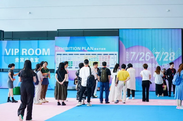  7月26日，第五屆中國（紹興）紡織新材料展在紹興國際會展中心拉開帷幕。500家企業參展，首日5000多名專業觀眾入場，展會炙熱的對接氛圍有如7月的氣浪，使行業快速升溫。海內外企業積極響應，原料龍頭企業高 &ldquo;復參率&rdquo;，歷經五屆的新材料展有何獨特魅力？ 圖片  圖片  會展品質乘勢而上   本屆新材料展獲得UFI國際展覽協會認證，是工信部、商務部組織的2023年&ldquo;優供給促升級&rdquo;系列活動之一，基于往屆資源優勢，對展覽規劃、買家邀約、會務聯動等進行了全線融合升級，展會品質躍升，煥發新的風采。展會由中國長絲織造協會、紹興市商務局、中國國際貿易委員會紹興市委員會、中國國際商會紹興商會、紹興市柯橋區會展業發展中心主辦，浙江三博會展股份有限公司聯合主辦，紹興市柯橋區中國輕紡城展會有限公司承辦，紹興市經信局、浙江省紡織面料設計協會、七彩云、紹興市紡織行業協會協辦。  圖片  圖片  開幕盛況  國際展商同臺賽寶   本次展會共500家展商參展，設新材料、新織造、新設備、新面料四大特色展區，有超10萬款科技纖維、創新面料、紡機設備在展會發布。魏橋紡織、昆山東利、興發化纖、吉林化纖、通用新材料、德州恒豐、佳人新材料、浙江興發、紹興國周、鐠美科等知名紡織龍頭企業參展。紹興新昌紡機產業展團、湖州長興織造產業展團、諸暨繡花機械產業展團、上虞染化料助劑產業展團等區域展團亮相。本屆展會更是引眾多RCEP國家和地區的展商組團奔赴而來，在國際展區，韓國ditto時尚聯盟、緬甸中國商會、莫斯科中小企業工商會等國際展團人氣旺盛。  圖片  企業展區  眾多展商聚焦雙碳熱點，圍繞綠色、健康、智造等方向展開產品角逐。魏橋紡織的生物基綠色環保+抗菌混紡系列、湖州威達集團的綠色環保色紡紗系列、昆山東利的仿生透氣科技面料系列、吳江蘭天織造的UV對抗仿生科技面料、新型雙層直充防寒面料、機能無氨彈力面料等展品亮點頻出，展商企業開啟&ldquo;搶客&rdquo;模式，緊抓展會機遇尋求下游合作。本屆展會有更大規模的智能紡機、織機設備企業參展，進一步彰顯國產智能織造的研發水平，鐠美科、浙江康立自控科技、浙江凱成智能設備、浙江瑪雅機電等展位帶來媲美國際水平的最新機械設備，令人矚目。  圖片  設備展區  探索解決行業困惑與瓶頸，是新材料展歷經多屆與各企業總結、達成的共識，也是其不僅在于產品展貿，更在于新理念的交匯的價值內涵。  國際視野論外貿   由中國紡織品進出口商會主辦的2023紹興國際（RCEP）紡織服裝產業論壇系列活動與展會同期同館開幕。論壇以&ldquo;RCEP新機遇-紡織產業新格局&rdquo;為主題，就國內紡織產業結構與RCEP國際紡織服裝產業的發展趨勢進行研討與產業對接。中國紡織品進出口商會副會長王宇、韓國時尚服裝人工智能研究所院長金蕙京、緬甸中國紡織服裝協會會長施坤等嘉賓為論壇開幕致辭。  圖片  圖片 論壇開幕式  論壇開幕式后，首場系列活動韓國服飾流行趨勢論壇在展會時尚活動區舉辦，多家韓國時裝品牌聯合走秀，同時Dito&ditto，ISAE，F&PLUS等韓國時尚機構帶來韓國時尚產業與數字技術的發展趨勢分享。后續將陸續舉辦2023生物基纖維材料產業技術論壇、走進中國輕紡城市場對接會、亞洲紡織服裝供應鏈高增長論壇等系列活動。  圖片  圖片 論壇系列活動&mdash;&mdash;韓國服飾流行趨勢論壇  中國纖維展姿態   作為歷屆新材料展重要配套論壇，2023中國紹興紡織新材料論壇將于展會第二日舉辦。將聚集昆山東利、浙江中國輕紡城集團、浙江佳人新材料、紹興隆泰石墨烯、特思達（TESTEX）、廣東人仁康、浙江中紡標、紹興織蛛物聯科技等企業作新產品新項目分享，帶來中國輕紡城紡織新材料采購中心推介，環保面料、再生聚酯新材料、石墨烯等纖維面料創新產品發布，OEKO-TEX&reg; STANDARD 100安全標準、健康紡織品標準、5A光子抗菌、坯布在線檢測等檢測后整理技術分享，諸多亮點值得期待。  圖片  觸摸纖維時尚,躍升品牌能級,纖維材料的性能之變，已經與終端產品在競爭市場的廝殺突圍息息相關，從面料到服裝、家紡，從國內企業到海外品牌，都不能錯過這一場產業對接的盛會。  跨越山海齊聚首   本屆展會借助今年全線升級之勢，全面擴大對面料、服裝業大規模大品牌企業的邀約，并提前進行買家需求的預采集和展商產品的預對接，顯著提升買家熱情和觀展效率。展會首日，丹東華洋紡織服裝、北京奔流野外運動服裝、北京方圣時尚、華紡股份有限公司等品牌買家應邀而來，廣東、湖州、義烏、新疆等十余個地區采購團紛紛到場，更有韓國、俄羅斯、越南、緬甸等數百名海外買家跨越山海來相會，如國際知名服裝品牌 J.K. Apparel、DOBB、LUBOO、YL co.,ltd、CHUNSANGDOO INNOCENCE、DAYGREEN INC等。  圖片  采供對接  商貿對接攬訂單   展會打通產業鏈，延伸展貿對接服務。現場，快時尚跨境電商企業SheIn開啟為期兩天的面料專場、服裝專場閉門采購會，帶來數百類采購需求。國內品牌采購團走進紡織源產地中國輕紡城市場，展開時尚買手與優質原創面料的靈感碰撞。展會第二日，亞洲染料聯合會、韓國纖維產業研究院、莫斯科中小企業商會、越南紡織商會、緬甸中國商會等國際采購團也將進市場與柯橋面料企業接洽外貿訂單。  圖片  圖片 采供對接  2023中國（紹興）紡織新材料展打造了新材料、新技術的信息高地，以國際展會的標準，向內外貿一體化展會平臺成長蛻變，它是當下紡織供應鏈趨勢的具象展示，更是一場中國纖維向世界的傾訴表達。  圖片  圖片 圖片 ?觸摸纖維時尚、躍升品牌能級，第五屆中國（紹興）紡織新材料展盛大開幕
