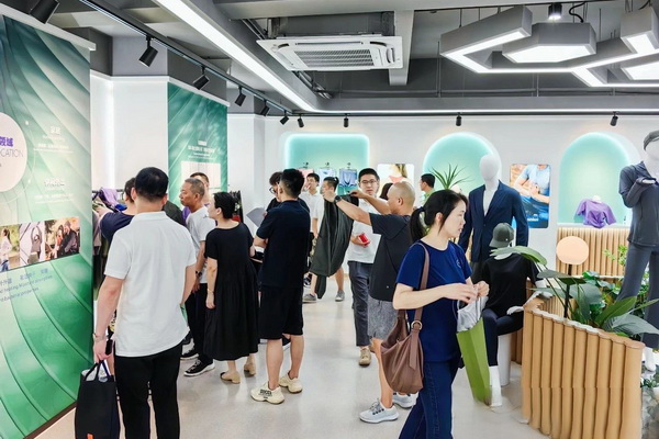石墨烯紡織產業論壇暨&ldquo;烯創未來&rdquo;中國（寧波）創業創新大賽方案發布、寧波尚烯科技有限公司開業慶典系列活動在寧波市鎮海區九龍湖鎮國家石墨烯創新中心圓滿舉行。
