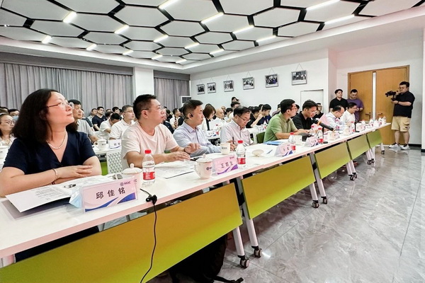 石墨烯紡織產業論壇暨&ldquo;烯創未來&rdquo;中國（寧波）創業創新大賽方案發布、寧波尚烯科技有限公司開業慶典系列活動在寧波市鎮海區九龍湖鎮國家石墨烯創新中心圓滿舉行。