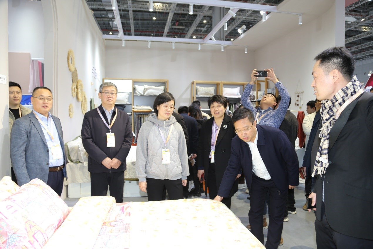 青島組團參加intertextile家紡展，副市長趙燕一行蒞臨考察
