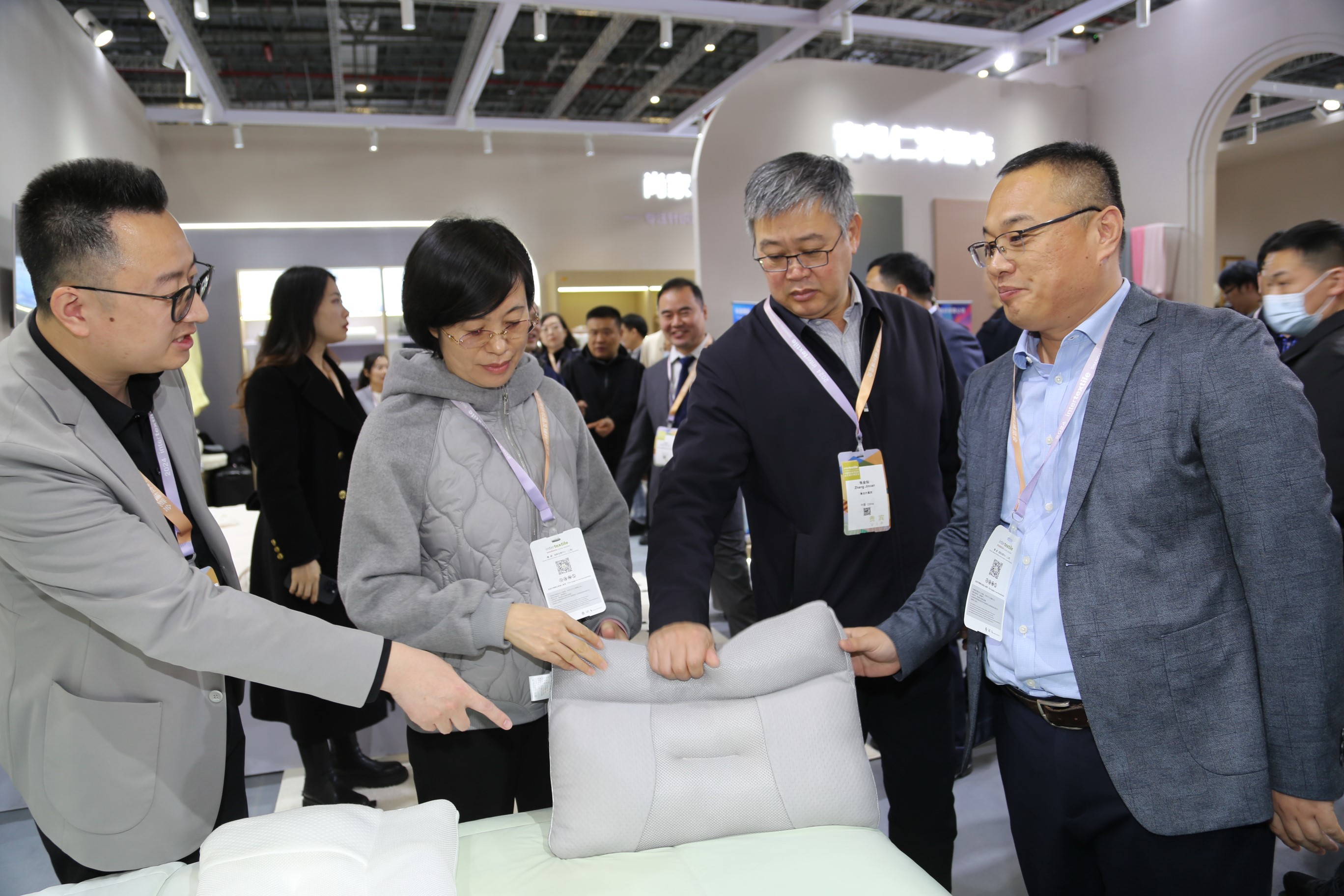 青島組團參加intertextile家紡展，副市長趙燕一行蒞臨考察