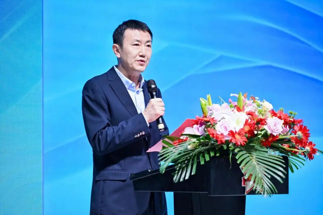 好面料在柯橋聚集2024中國面料之星啟動儀式暨知名服飾品牌趨勢交流分享會在紹興國際會展中心成功舉辦。