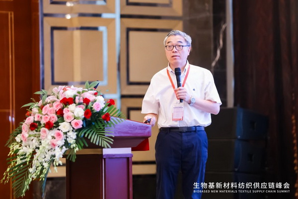 7月的上海酷暑難耐,但也阻擋不了行業(yè)人士對生物基新材料的熱情。7月22日,生物基新材料紡織供應鏈峰會成功舉辦,會場內座無虛席,行業(yè)領導、高校和科研院所專家、產業(yè)鏈上下游優(yōu)秀企業(yè)和終端品牌的材料專家,相聚一起,共同探討“新材料、新技術、新模式”如何引領紡織產業(yè)的綠色轉型與升級。會議由黑龍江伊品新材料有限公司主辦、生物基尼龍紡織產業(yè)聯盟承辦、中國化學纖維工業(yè)協(xié)會指導。