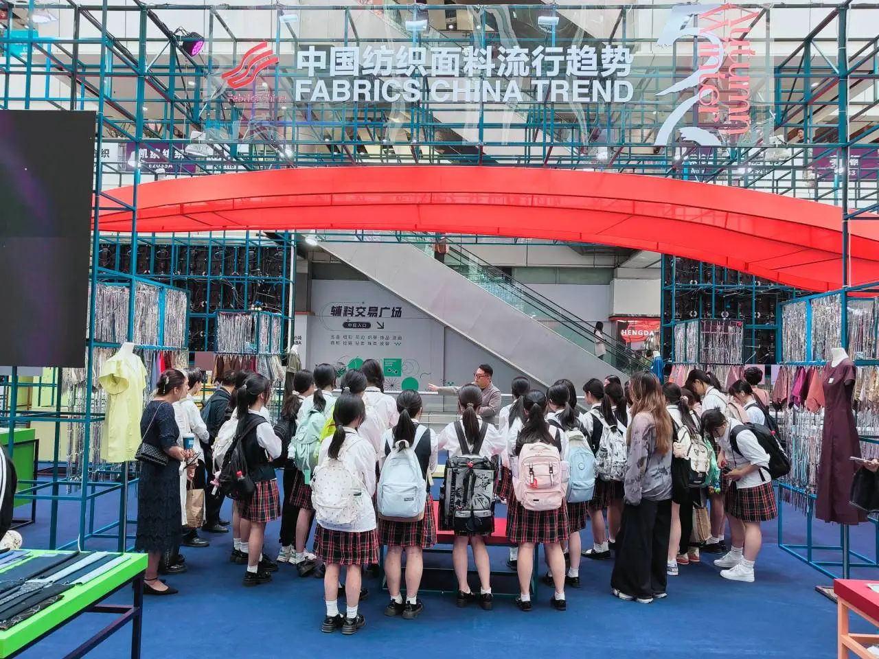釋放靈感，引領潮流！2025/26秋冬中國紡織面輔料流行趨勢在廣州國際輕紡城精彩發布！