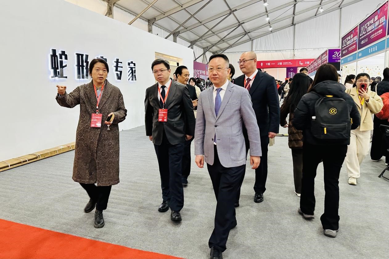 智造織就未來(lái)，錦韻潮動(dòng)全球！2025海寧春季家博會(huì)今日啟幕