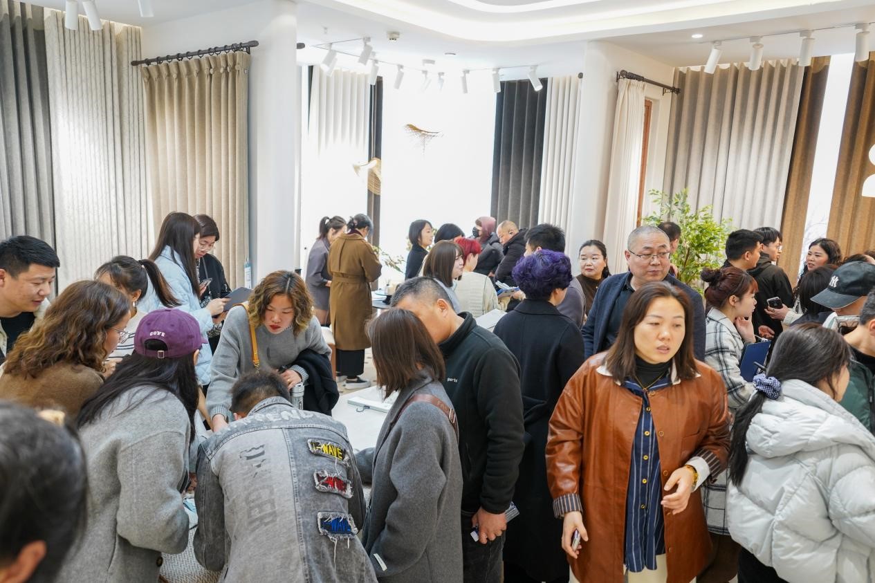 智造織就未來(lái)，錦韻潮動(dòng)全球！2025海寧春季家博會(huì)今日啟幕