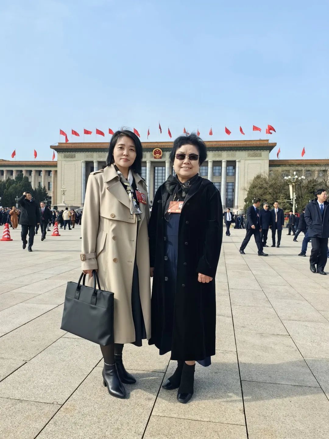 3月3日上午，出席十四屆全國人大三次會議的駐冀全國人大代表和出席全國政協十四屆三次會議的住冀全國政協委員從石家莊啟程赴京。石家莊&ldquo;紡織人&rdquo;贊皇縣原村土布專業合作社理事長崔雪琴和石家莊常山恒新紡織有限公司恒盛分公司織造車間教檢工馮麗朝隨河北代表團一同赴京報到。3月4日，崔雪琴、馮麗朝兩位石家莊&ldquo;紡織人&rdquo;同來自全國各地的全國人大代表一道步入了北京人民大會堂，共同參加十四屆全國人大三次會議預備會議。會前崔雪琴、馮麗朝在人民大會堂外合影，留下了珍貴的紀念。會前，崔雪琴、馮麗朝結合各自工作實際和熟悉領域，深入基層開展調查研究，精心準備議案建議。赴京參會途中，她倆圍繞京津冀協同發展、民營經濟、新質生產力、鄉村振興等普遍關注的問題與同行的代表委員展開熱烈討論。到達駐地，她倆立即投入會前緊張的準備工作，繼續修改認真準備好的建議。崔雪琴崔雪琴帶來了《關于倡導國人穿國風服飾 弘揚國風服飾文化 推動民族服裝產業振興的建議》。馮麗朝馮麗朝帶來了《關于進一步加強發揮勞模工匠引領作用的建議》。全國人大代表崔雪琴、馮麗朝這兩位石家莊優秀紡織人，共赴春天之約，共盡代表職責。