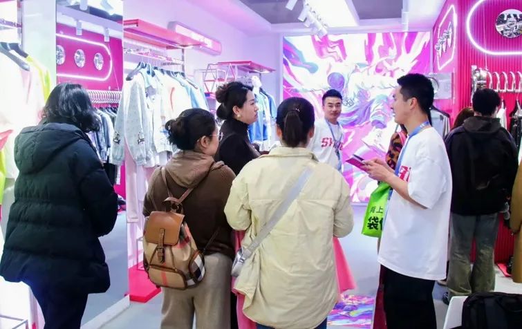 銀基廣場(chǎng)攜六大原創(chuàng)品牌亮相CHIC2025（春季），展現(xiàn)中部地區(qū)時(shí)尚力量