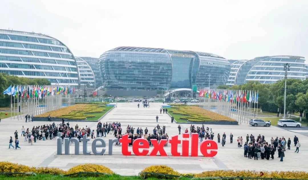 3月13日，為期三天的2025intertextile春夏面輔料展在國家會展中心（上海）圓滿落幕。本屆博覽會以近19萬平方米總展出面積，匯聚來自全球24個國家和地區的超3100家參展商。從源頭為紡織行業高質量發展注入信心與動能，展示了紡織行業的最新技術與創新成果。其中，海纖生物的海藻纖維、海絲林及海藻炭泥系列產品憑借其深海黑科技的獨特魅力，成為展會焦點，吸引了眾多專業觀眾的目光。