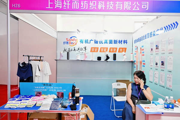 71K 有 機 廣 譜 抗 菌材 料 ， 是 將 抗 菌 母 粒 與 普 通 尼 龍 母 粒 熔融 后 ， 在 生 產 時 形 成 不 同 濃 度 的 長 絲 或短 纖 ， 按 不 同 需 求 比 例,將 其 混 紡 或 直 接噴 絲,應 用 在 針 織 、 梭 織 或 無 紡 布 等 貼 膚 類 產 品 中,起 到滅菌、防霉、消 臭 的 效 果，71K不含銀、銅、鋅、鉛、鋇等重 金 屬 和 納 米 級 材料，屬 有 機(高分子化合物)&ldquo;非溶出型&rdquo;的安 全 抗 菌 材 料。