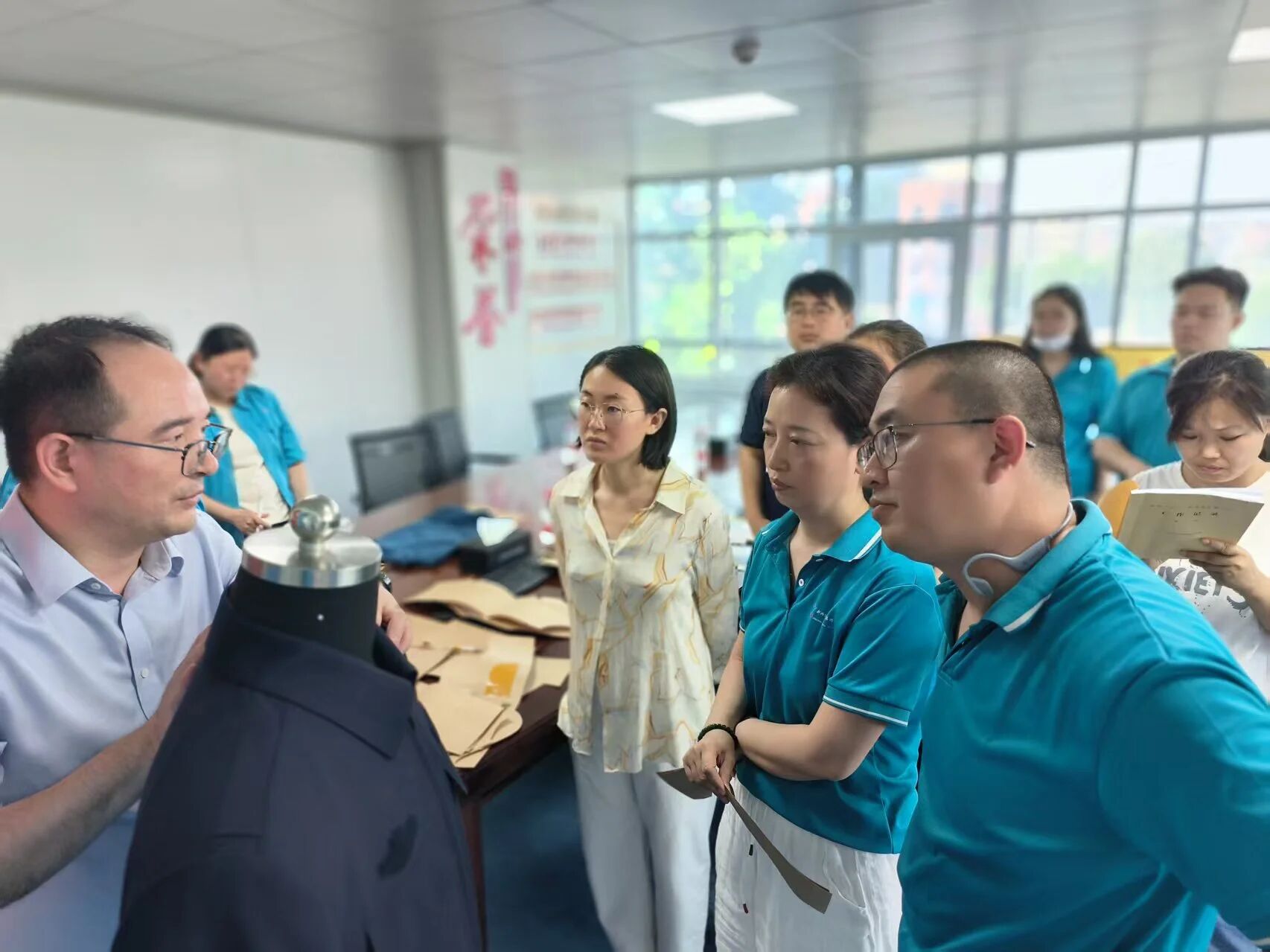  &ldquo;中國夢&middot;勞動美&rdquo;全國職工宣講團財貿輕紡煙草產業特色分團走進校園暨紡織行業&ldquo;勞模工匠助企行&rdquo;（石家莊站）活動成功舉行