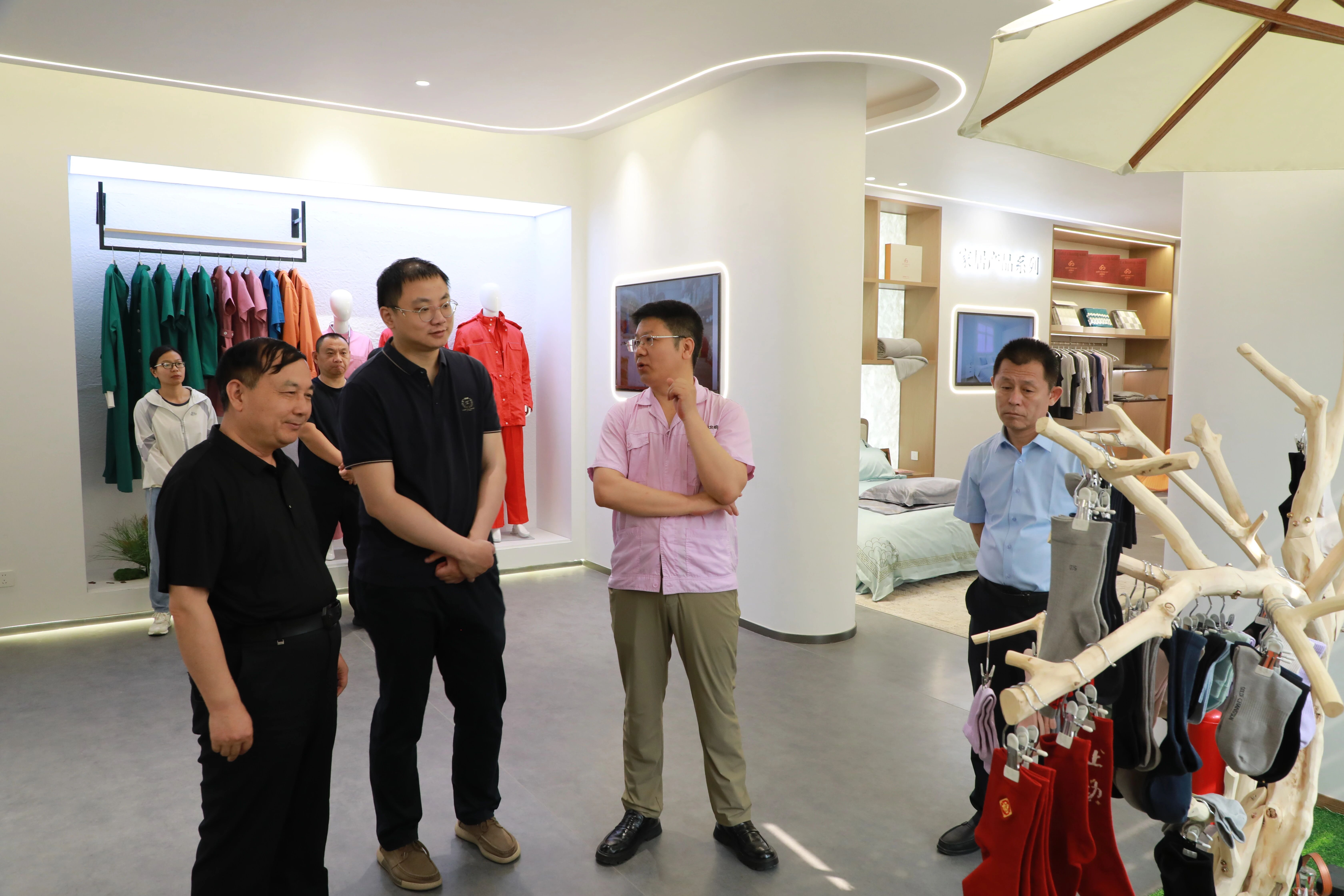  &ldquo;中國夢&middot;勞動美&rdquo;全國職工宣講團財貿輕紡煙草產業特色分團走進校園暨紡織行業&ldquo;勞模工匠助企行&rdquo;（石家莊站）活動成功舉行